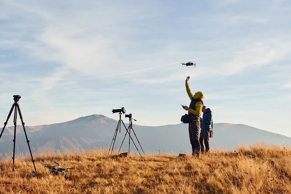 Piloto de drone realizando levantamiento topográfico y fotogramétrico en Cali